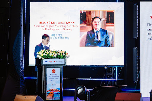 Ông Kim Youngwan - Giám đốc Marketing sản phẩm DKG chia sẻ tại tọa đàm 1, Hội nghị Khách hàng 2025 Ông Kim Youngwan - Giám đốc Marketing sản phẩm DKG chia sẻ tại tọa đàm 1, Hội nghị Khách hàng 2025